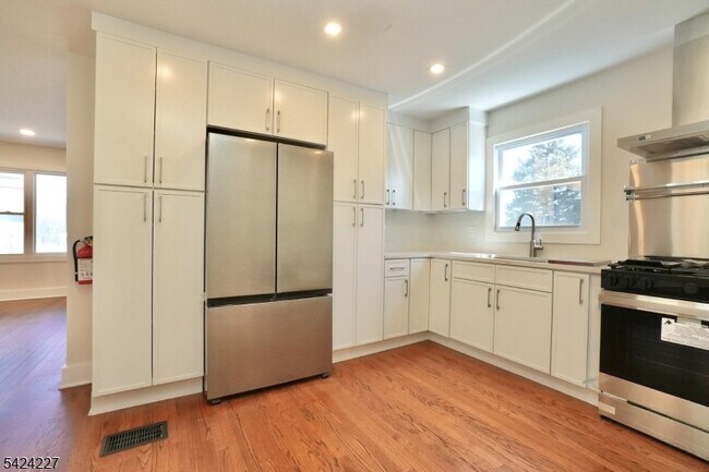 Building Photo - 25 Sanford Ave