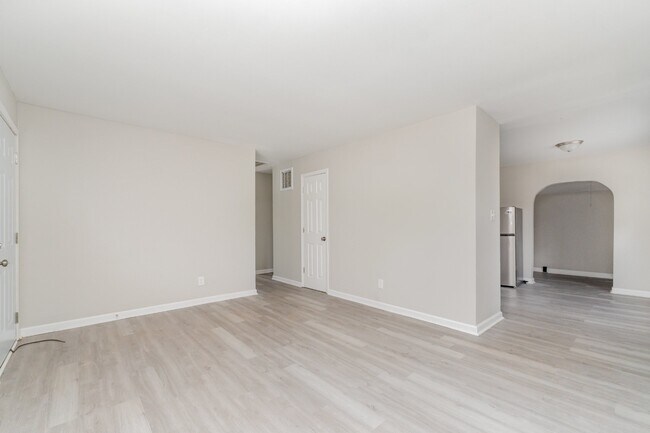Building Photo - 815 Norwood Dr