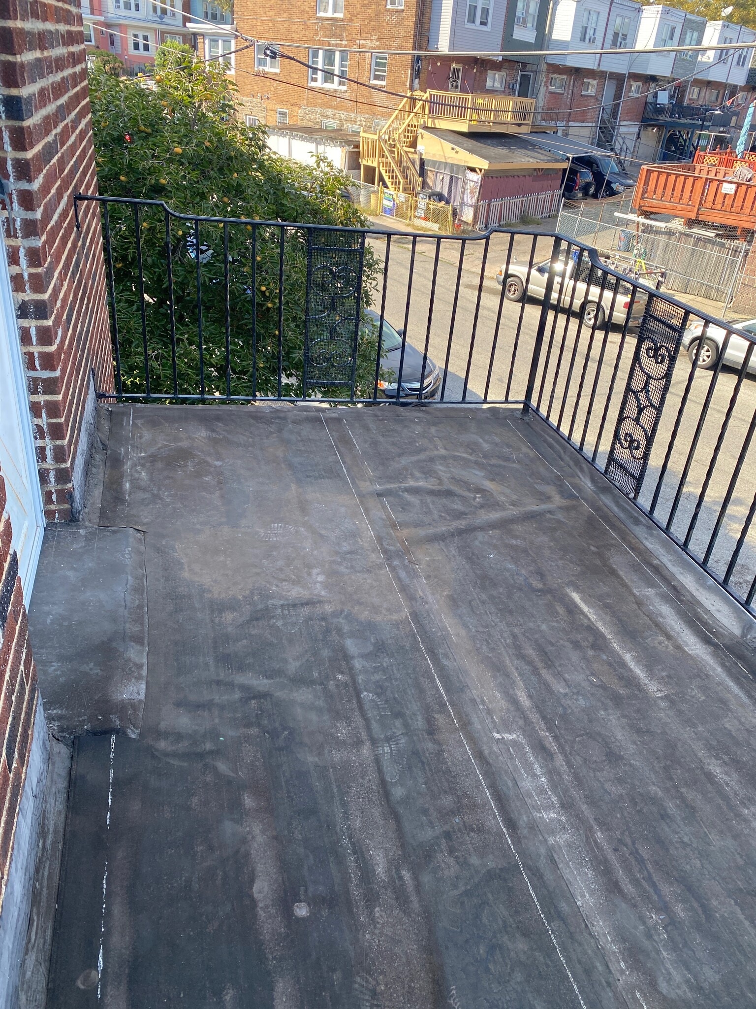 Balcony - 4844 Bingham St