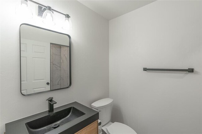 Building Photo - 566 Parkhill Cir