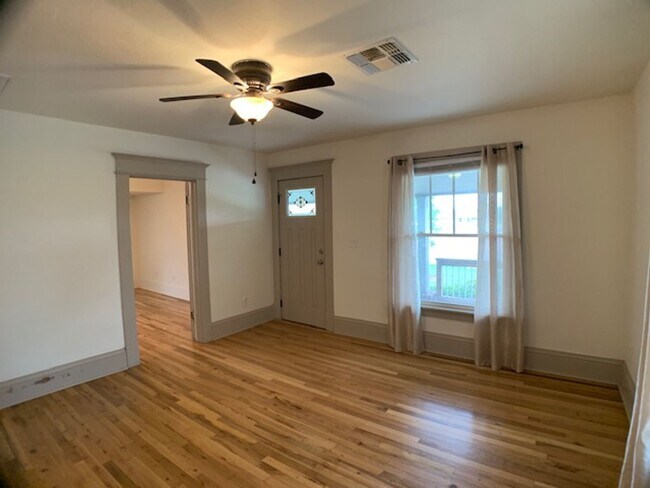 Building Photo - Edmond 3 bed 1 1/2 bath close to UCO