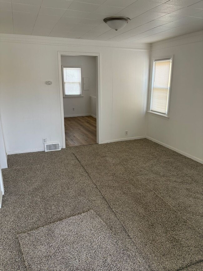 Building Photo - Renovdated 3 bedroom, 1 bathroom bungalow