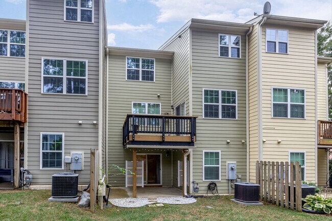 Building Photo - 4 Bedroom Heritage Townhome