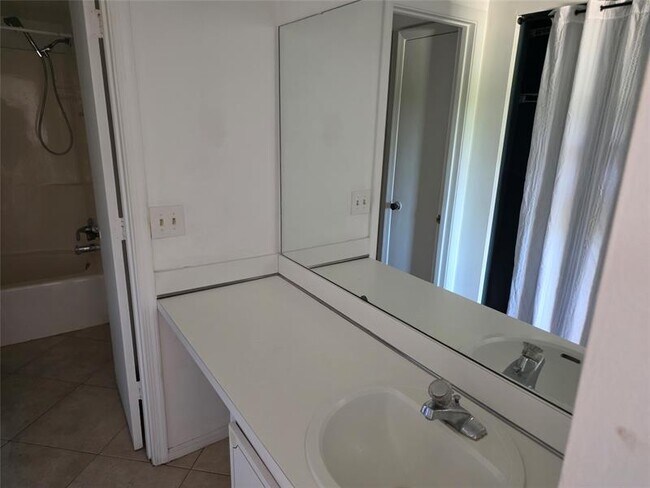 Building Photo - 959 SE 2nd Ave