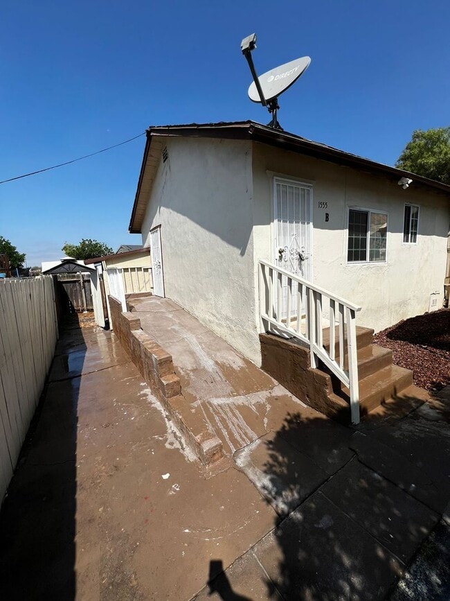 Building Photo - 2BR 1 BA Unit- Nice Yard and Carport, Remo...