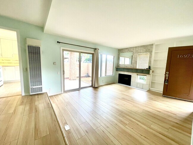 Building Photo - Beach-Close in Huntington Beach 1 Bedroom