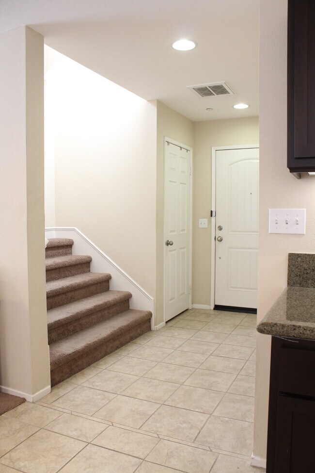 Building Photo - 34213 Parkside Dr