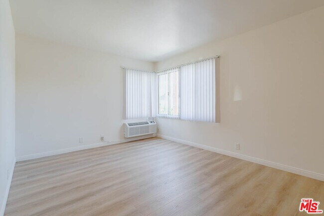 Building Photo - 758 N Hudson Ave