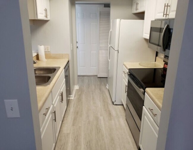 Building Photo - Move-In Ready 2 bedroom with attached Gara...