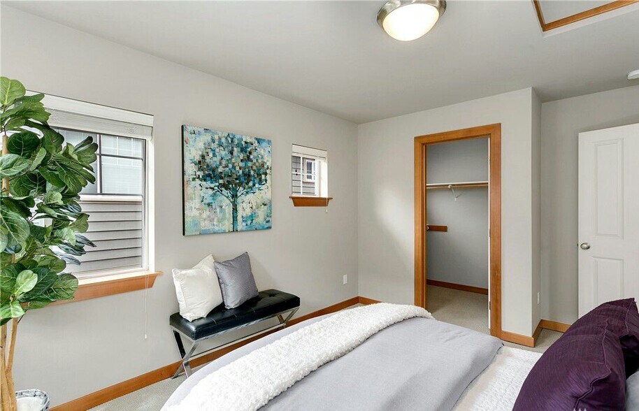 Building Photo - 4816 40th Ave SW #B