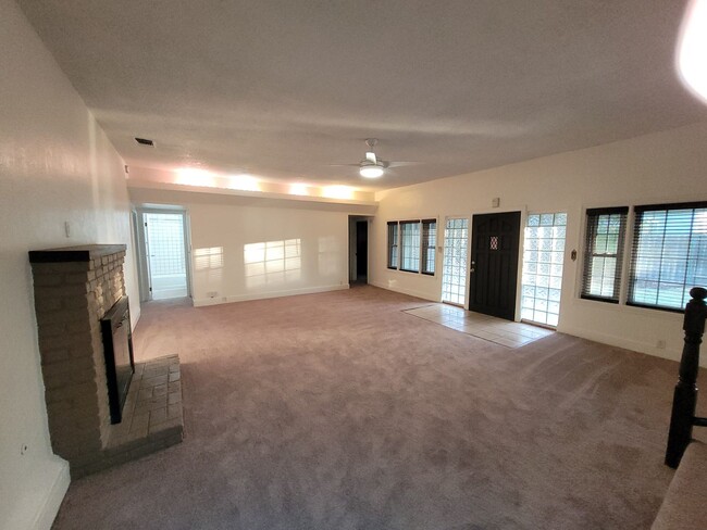 Building Photo - Orangevale three bedroom