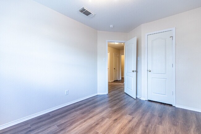 Building Photo - 7910 Lattimer Pond