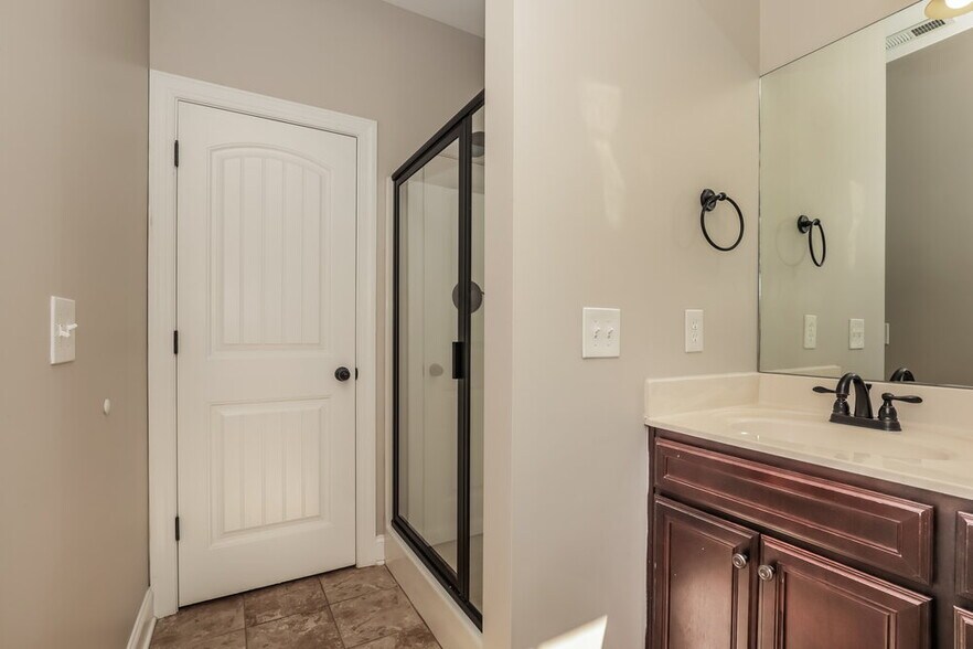 Building Photo - 1802 Walking Dr