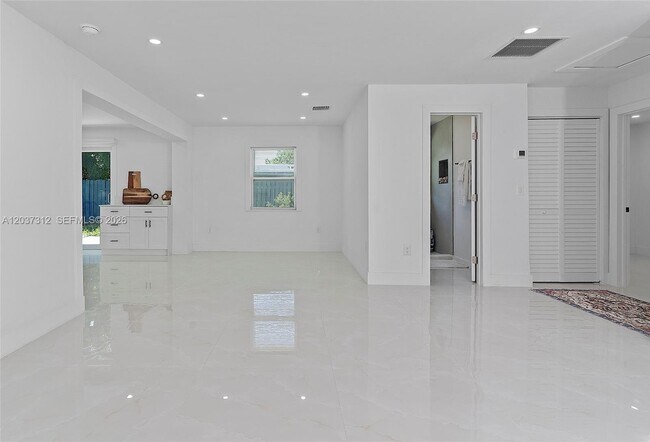 Building Photo - 1473 NE 30th Ct