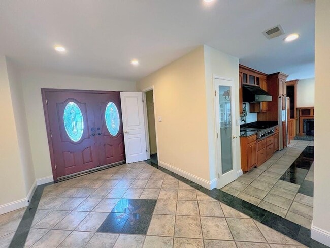 Building Photo - 150 Flying Mist Isle