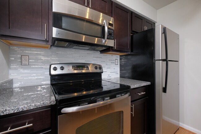 Building Photo - Renovated Entry Level - Castle Harbour Con...