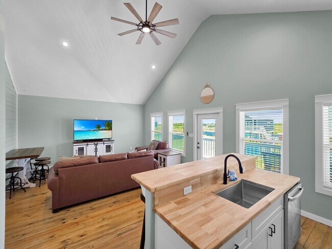 Building Photo - 1032 Sunset Cir
