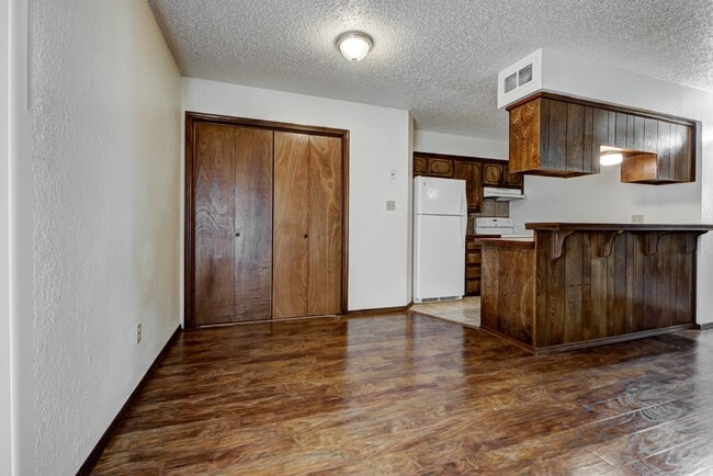Building Photo - 1315 Glen Oaks Ct