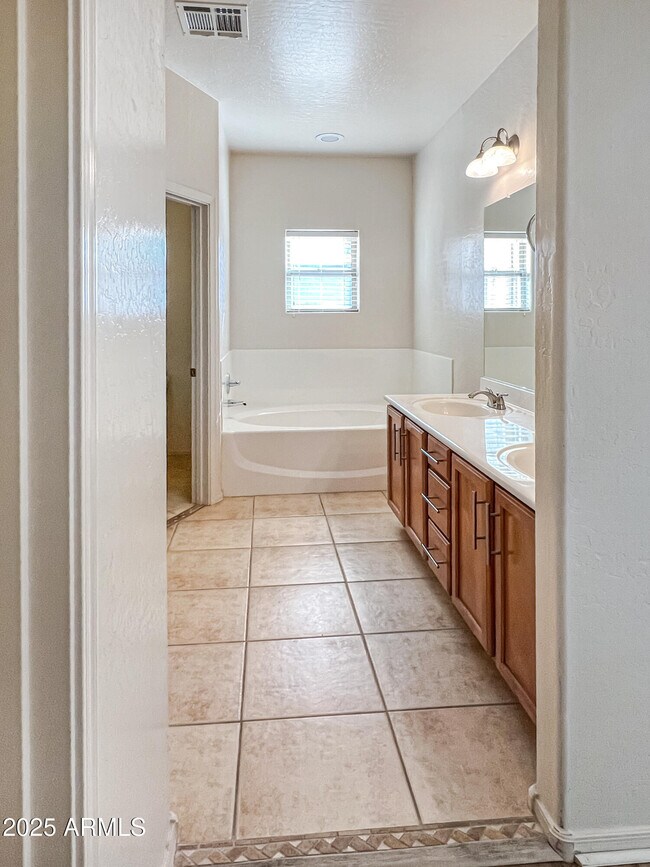 Building Photo - 1015 S Val Vista Dr