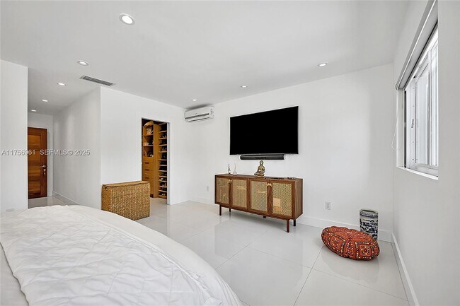 Building Photo - 2120 NE 204th St