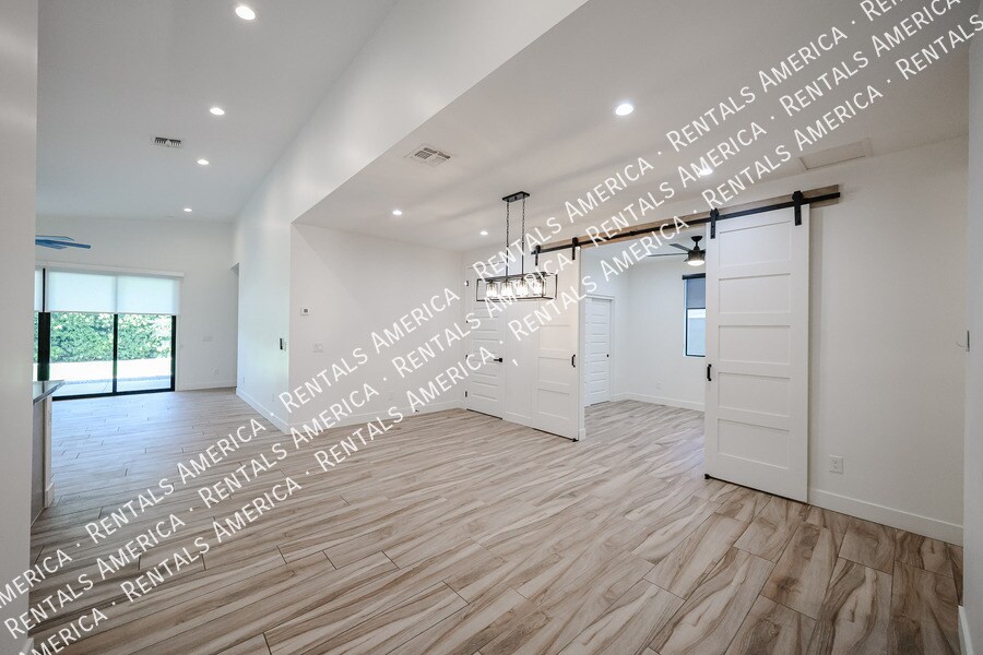 Building Photo - 2418 E Amelia Ave