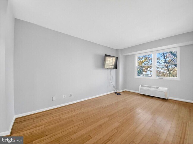 Building Photo - 1801 Clydesdale Pl NW