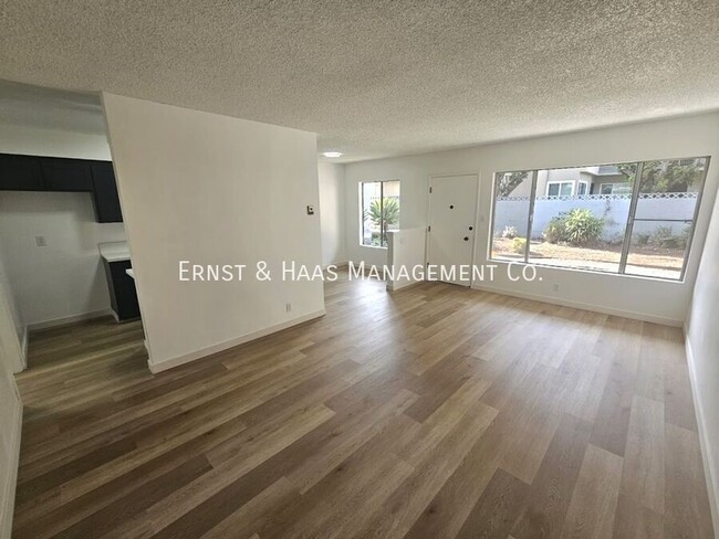 Building Photo - Renovated Spacious 2 Bedroom 1 Bathroom Ap...