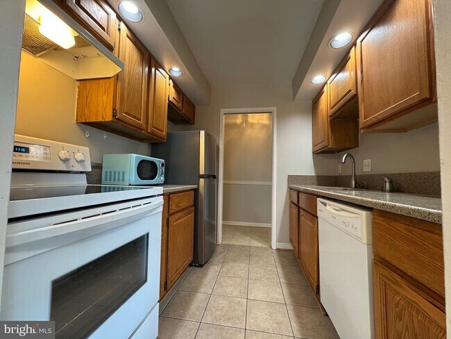 Building Photo - 7597 Gales Ct
