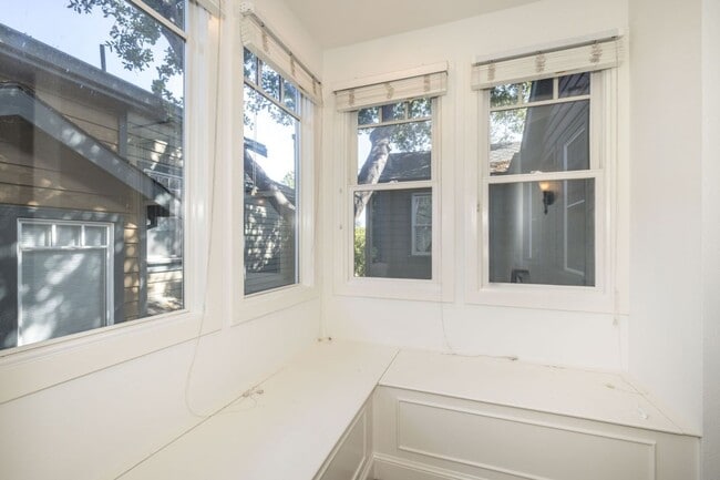 Building Photo - Beautifully Maintained 3 Bed/2.5 Bath Craf...