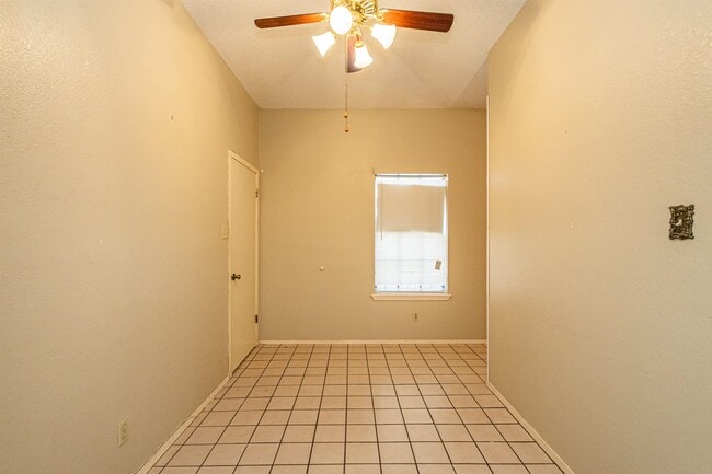 Building Photo - 2006 Piedra China St