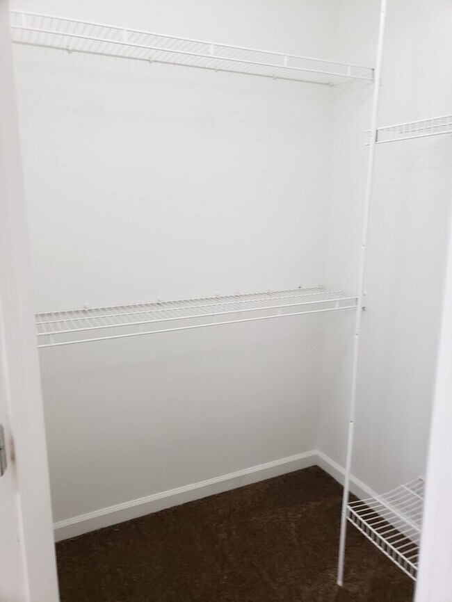 Building Photo - Large Home on Dead End street