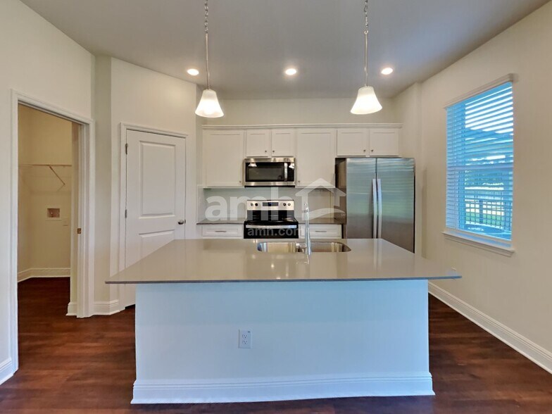 Building Photo - 27318 St Andrews Ave