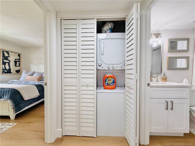 Building Photo - 7370 S Ocean Dr