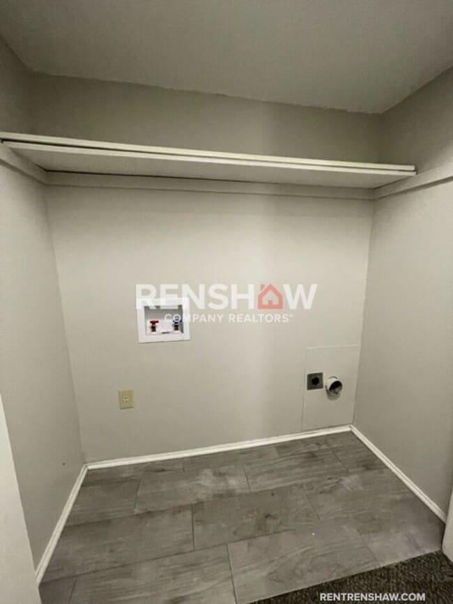 Building Photo - Unique 3 Bed / 2.5 Bath Condo - Move in Re...