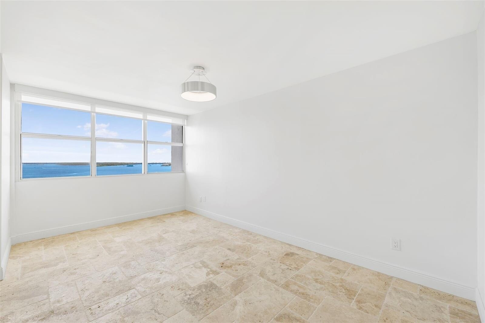 Building Photo - 1420 Brickell Bay Dr