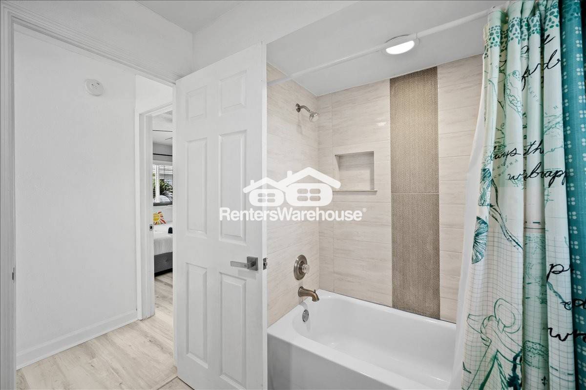 Building Photo - 13100 Boca Ciega Ave