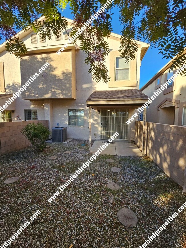 Building Photo - Located in a Gated community!!!
