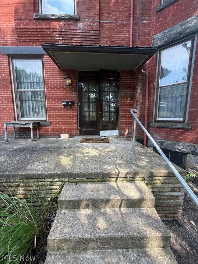 Building Photo - 932 Maple Ave