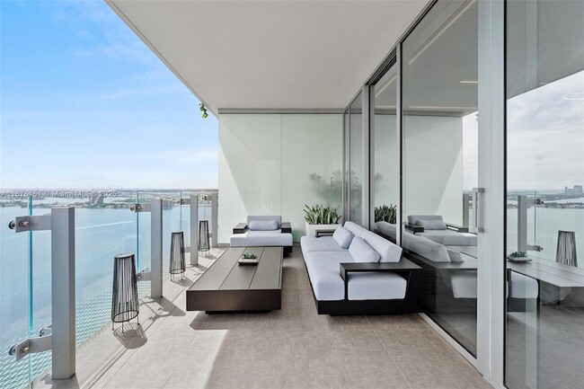 Building Photo - 700 NE 26th Terrace