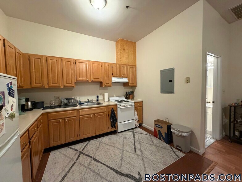 Building Photo - 81 Essex St