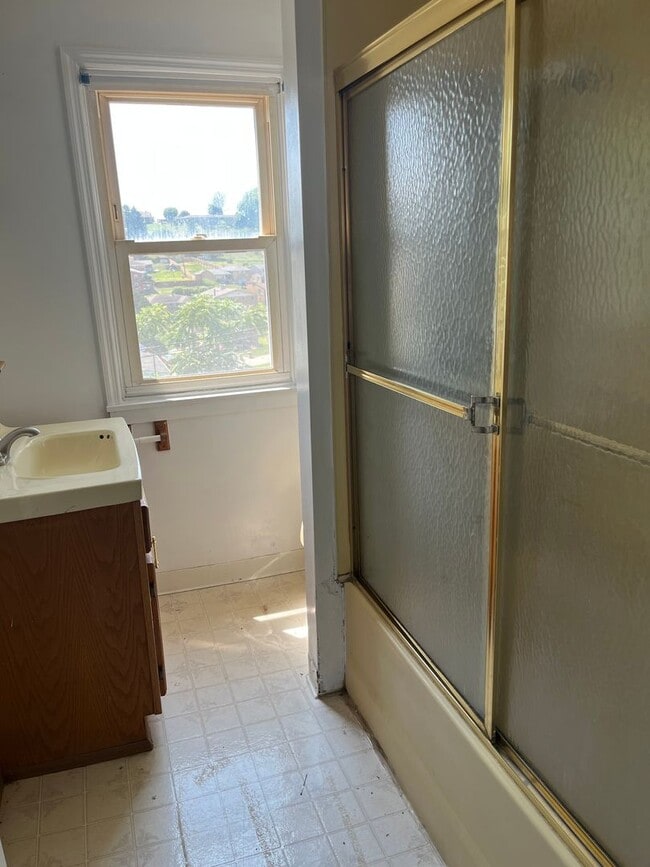 Building Photo - One Bedroom Apartment w Utilities Included