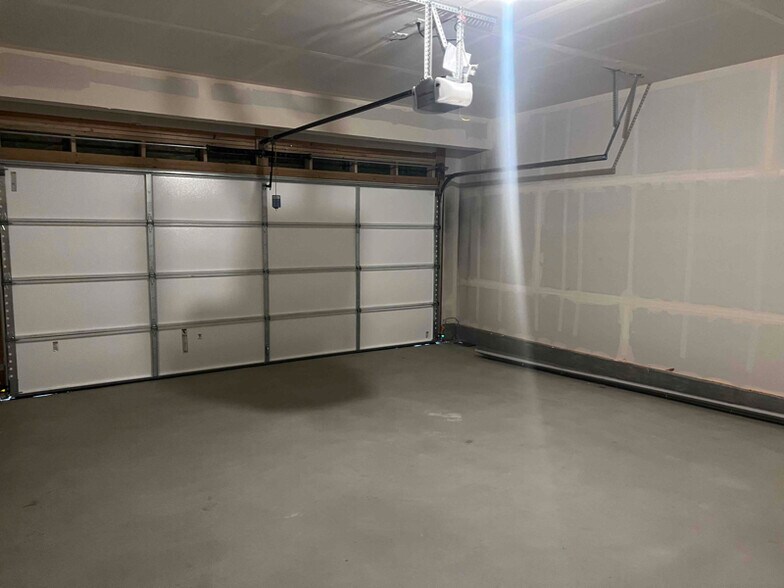 Building Photo - 6050 Amerifax Dr