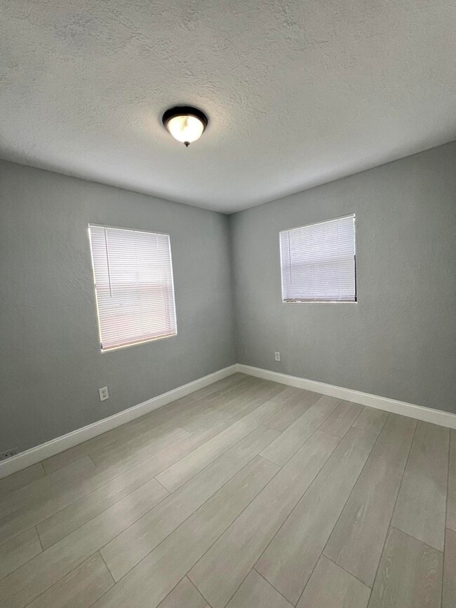 Building Photo - 1273 W 34th St
