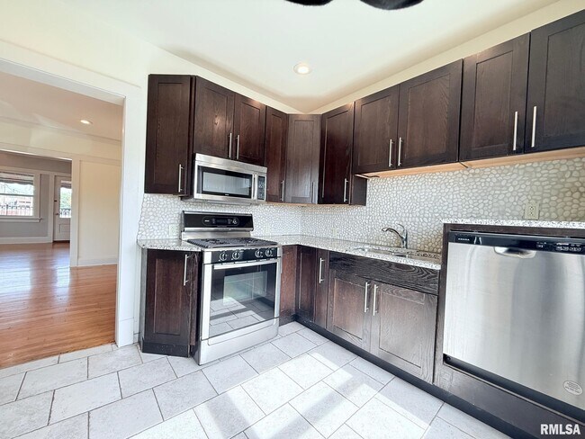 Building Photo - 421 13th St