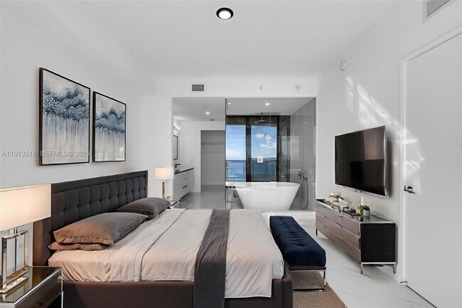 Building Photo - 700 NE 24th St