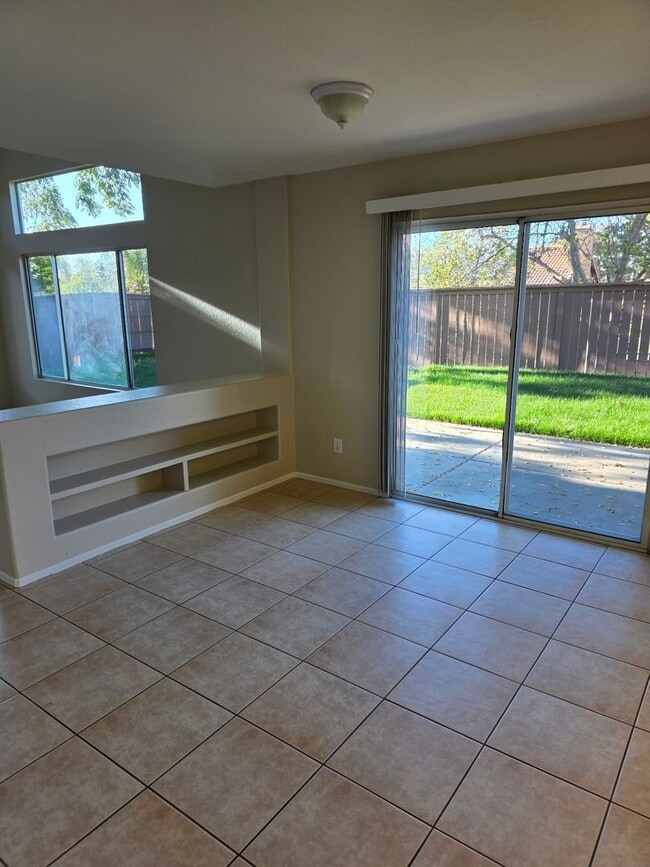Building Photo - 4 Bedroom Home in Paloma del Sol. Fresh Pa...