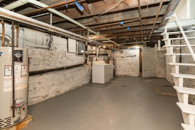 Building Photo - 458 Main St