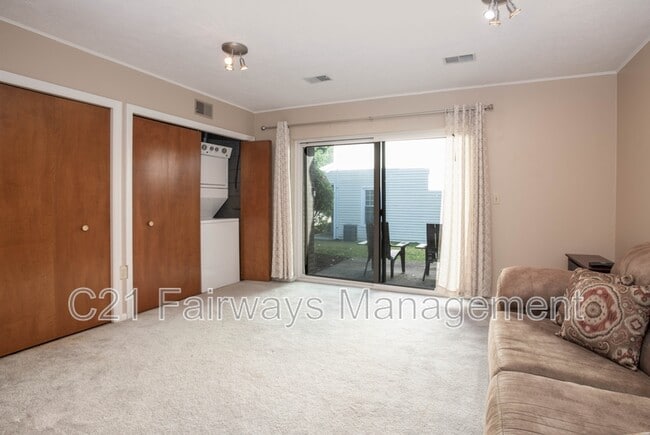 Building Photo - 804 Fairways Dr