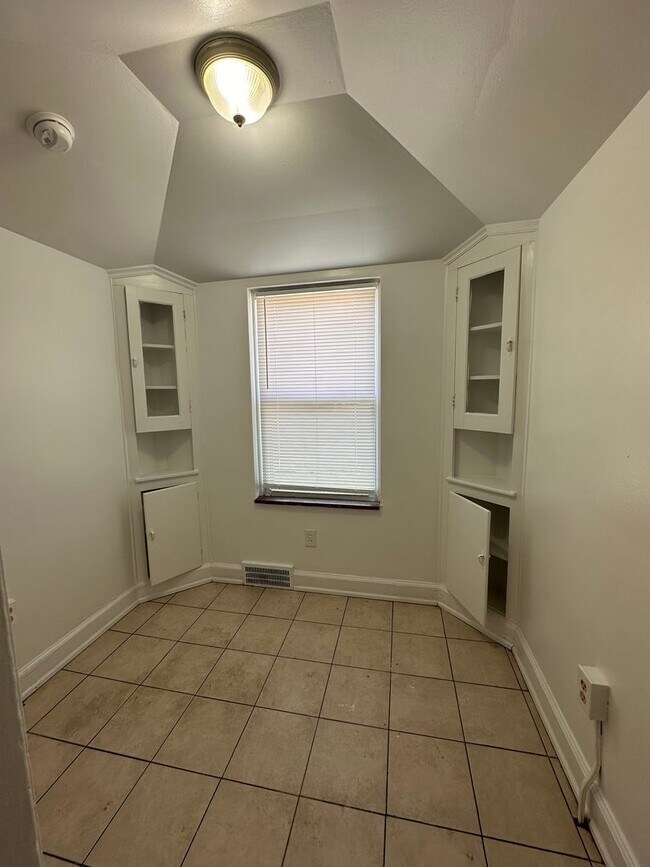 Building Photo - 210 Perrin St