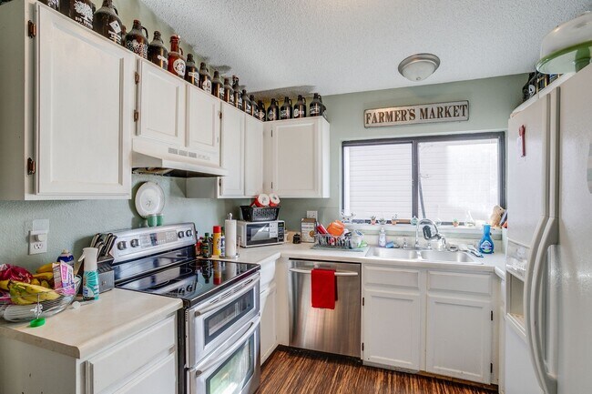 Building Photo - Huge room in a large shared home, private bathroom, great neighborhood, friendly roommates!